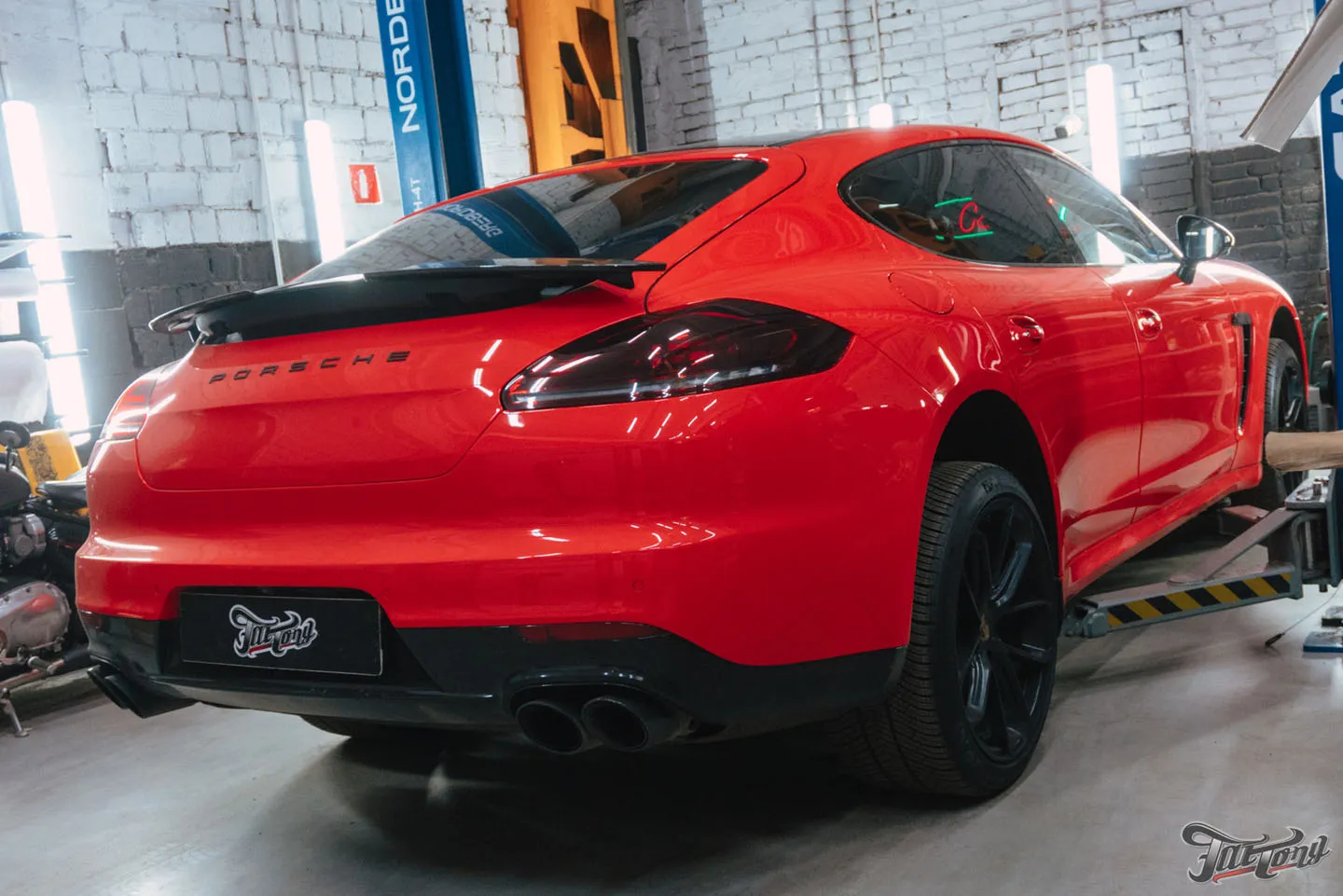 Фирменный Шиномонтаж на вибростенде на стендах Hunter для Porsche Panamera GTS: ПОСПОРИЛИ С ГОСТЕМ!
